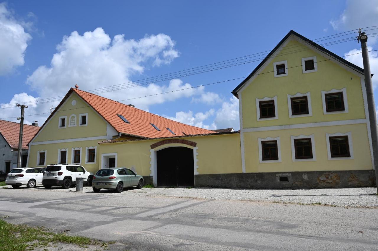 Penzion Mezi řádky Jindřichův Hradec Exterior foto
